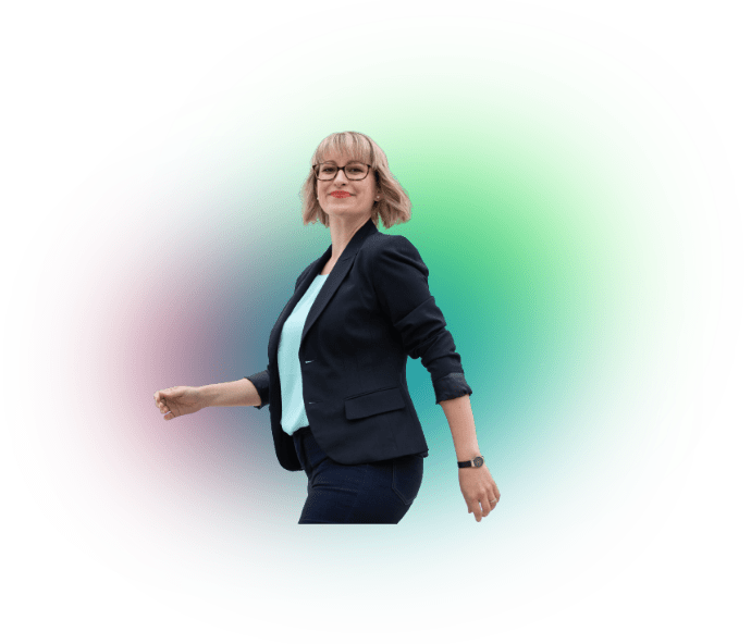 Kat mit Farbe im Hintergrund